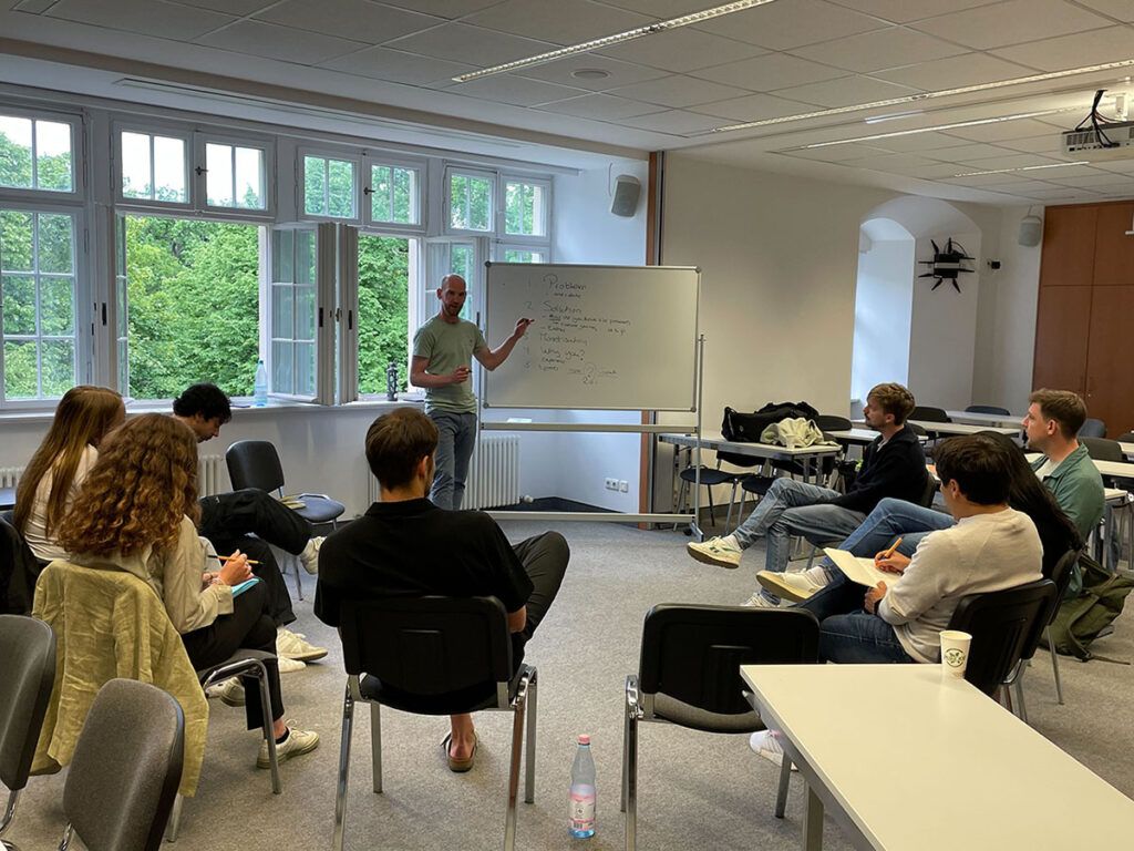 Bjørn de Wildt, educating and directing theatre & coaching speakers, in class.