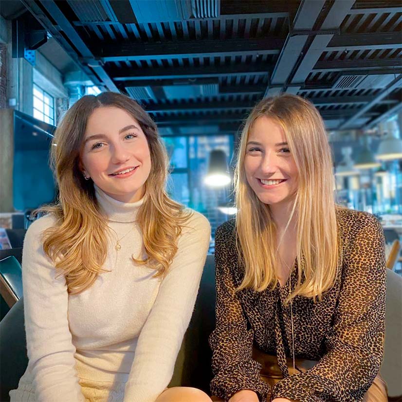Photo of Giulia Colangeli (right) and her sister Caterina (left), co-owners and co-founders of Chinzari