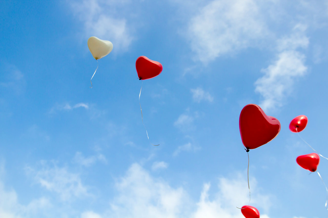 red and white heart balloons, © Christopher Beloch / Unsplash