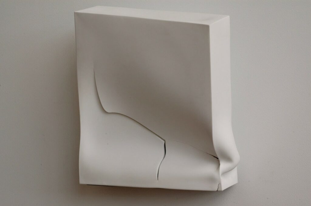 ©Emmanuel Boos, "Untitled", Sèvres soft porcelain with cracks (32x33x10cm)