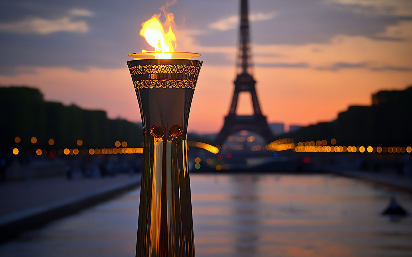 Olympic flame and Eiffel tower in the background. © Frédérix Prochasson/Adobe Stock