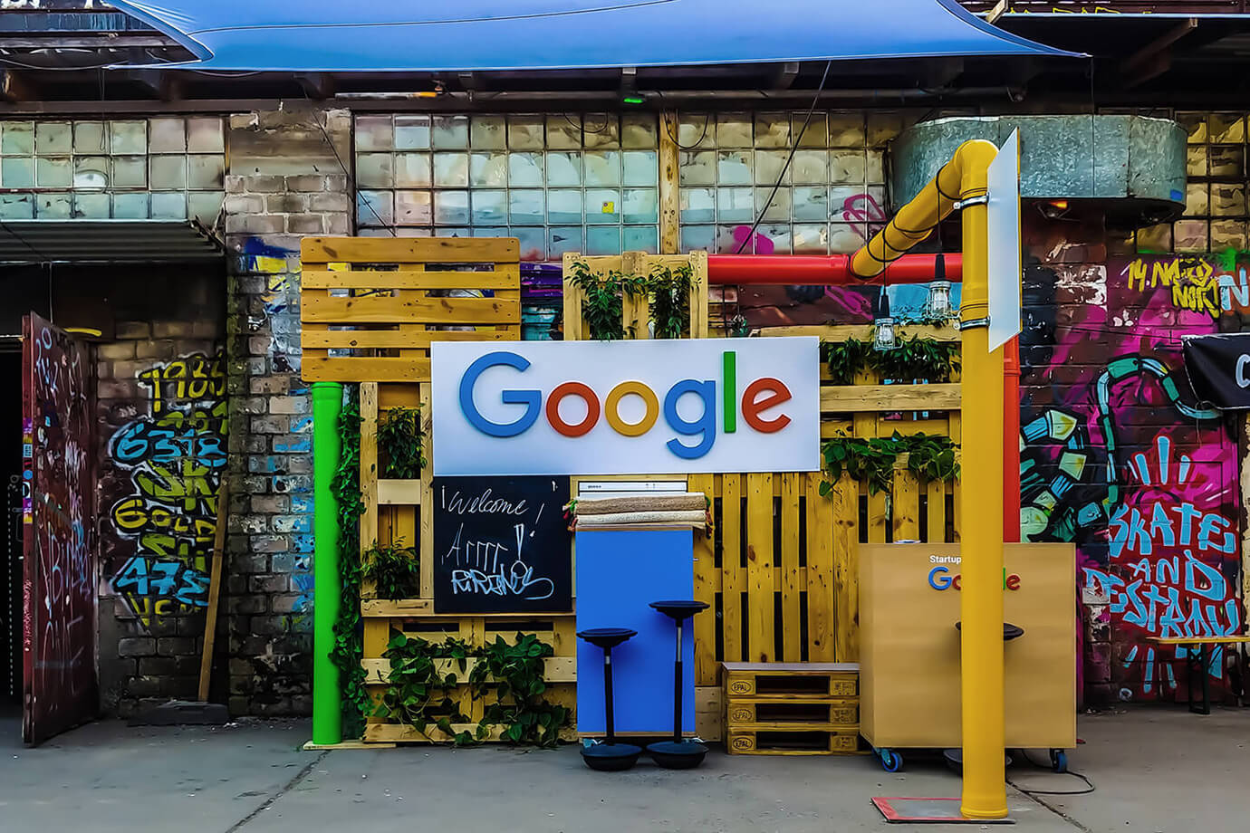 Google logo beside building near painted walls at daytime, Rajeshaw Bachu, Unsplash