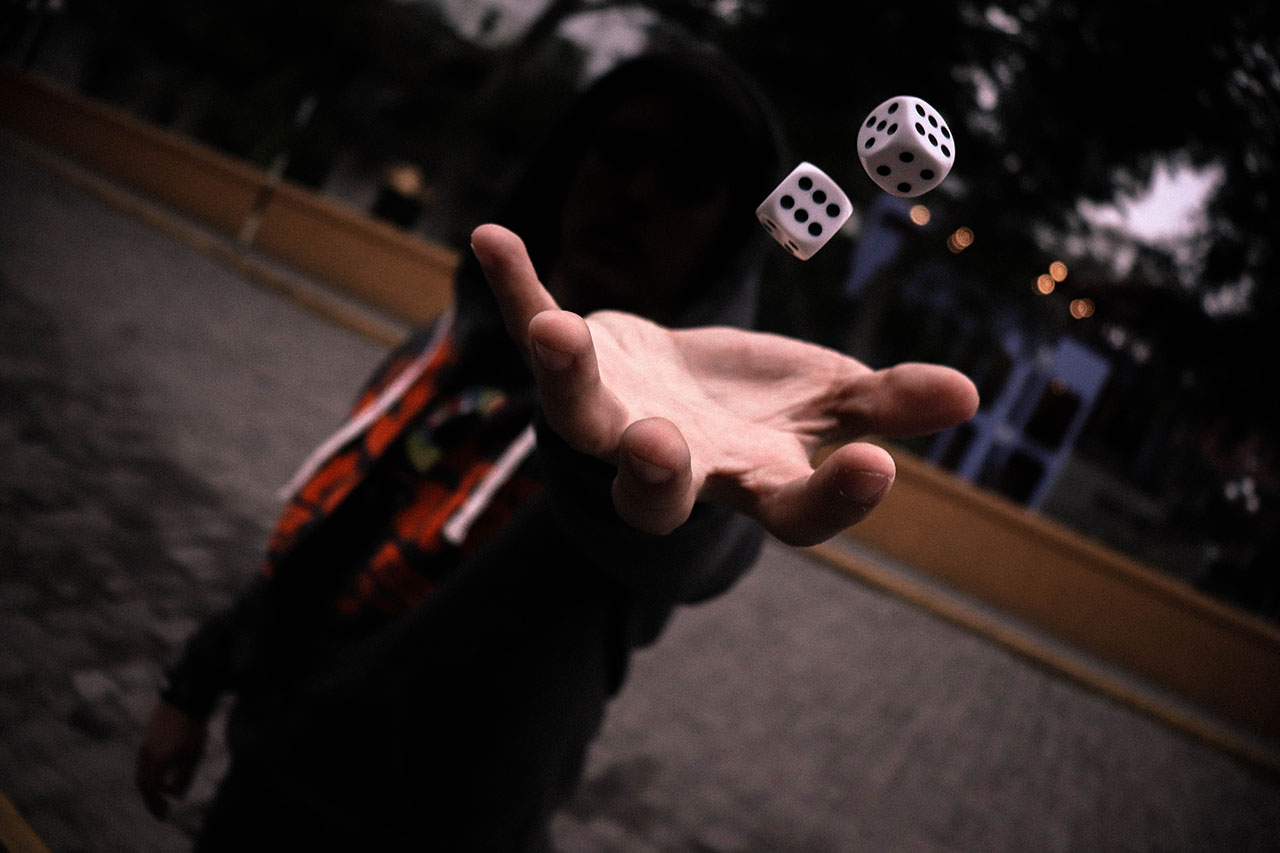 Left-handed human playing with dice, © Guillermo Velarde / Unsplash
