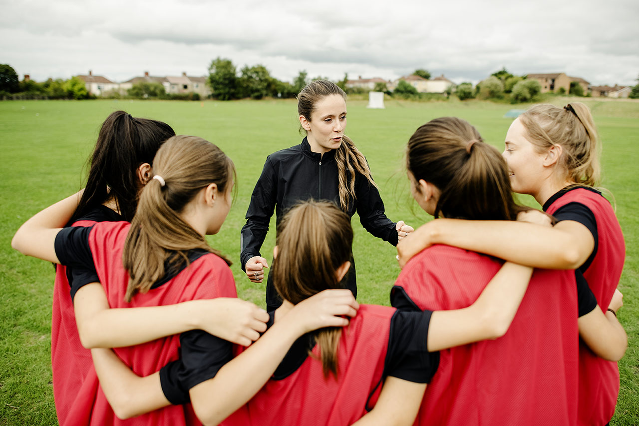 Rugby players and their coach gathering before a match, ©Rawpixel / Adobe Stock