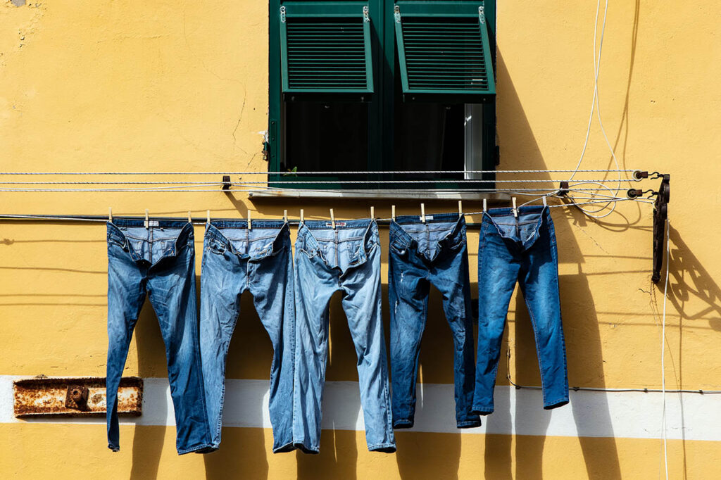 Jeans drying up in Italy, Ricardo Gomez Angel, Unsplash