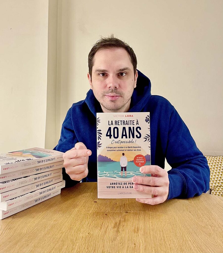 Photo of Victor Lora with the book he wrote "La retraite à 40 ans, c’est possible"
